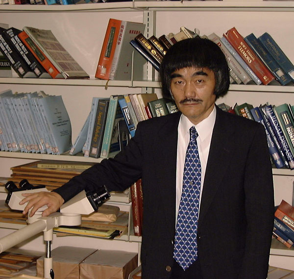 小山宙哉と対談を行う向井万起男。「宇宙兄弟」の登場キャラクター「茄子田理事長」そっくりである。