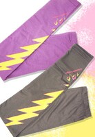 レギンス「イカズチプリント」。モデル着用のブラックに加え、パープル、グレーの3色が存在する。