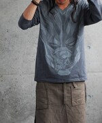 「煙」のロングスリーブTシャツ。