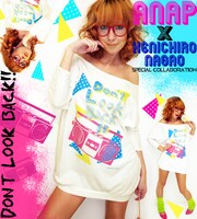 ANAPと長尾謙一郎のコラボアイテム、ドルマンチュニック「80'sラジカセプリント」。シャカシャカとしたハイファイサウンドを彷彿させる、色鮮やかなデザインがナウい。