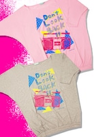 ドルマンチュニック「80'sラジカセプリント」。カラーはモデル着用のホワイトに加え、ピンク、グレーの3色が存在する。