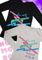 ロンT「80'sショルダーキーボードプリント」。カラーはモデル着用のホワイトとイエローに加え、ブラック、グレーの4色がある。