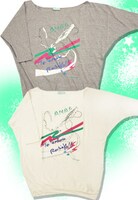 ドルマンチュニック「80's Telephone Rock'n rollプリント」。カラーはモデル着用のブラックに加え、グレー、ホワイトの3色。