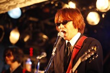 歌うしりあがり寿。会場は収容人数約500人の新宿LOFTだ。