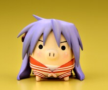 手のひらサイズの「かがぶーフィギュア」。(C)美水かがみ／角川書店 (C)えれっと／角川書店