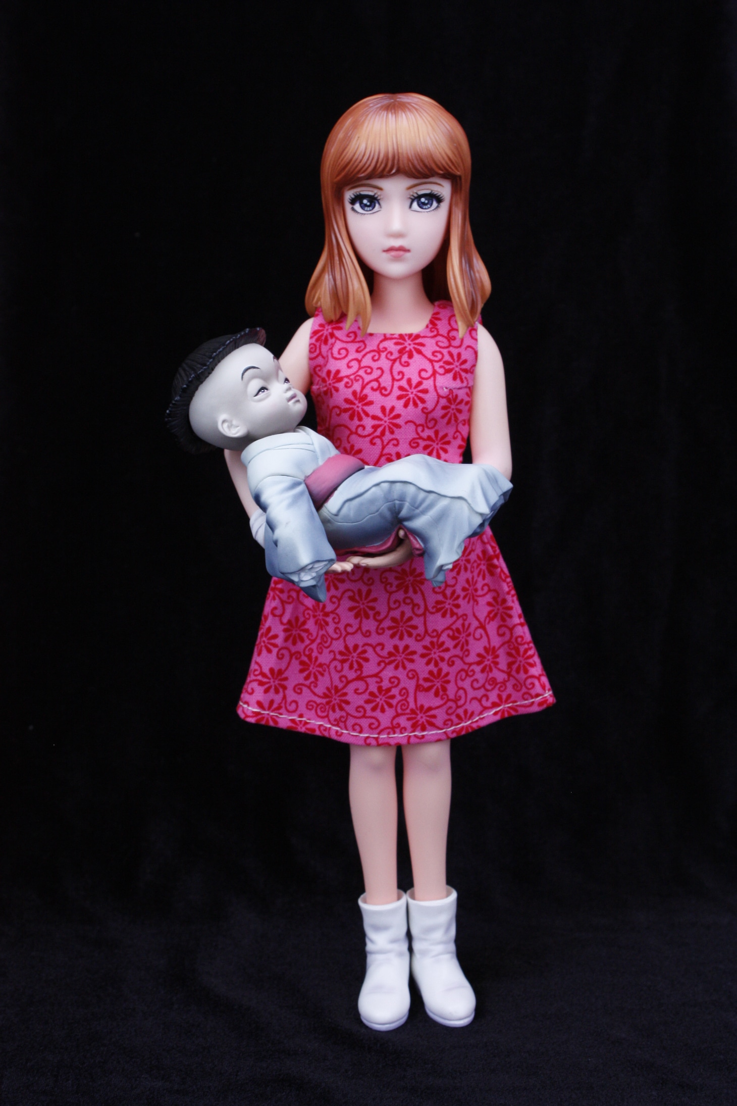 おろちのワンピースはサイケなピンク。(C)楳図かずお／小学館