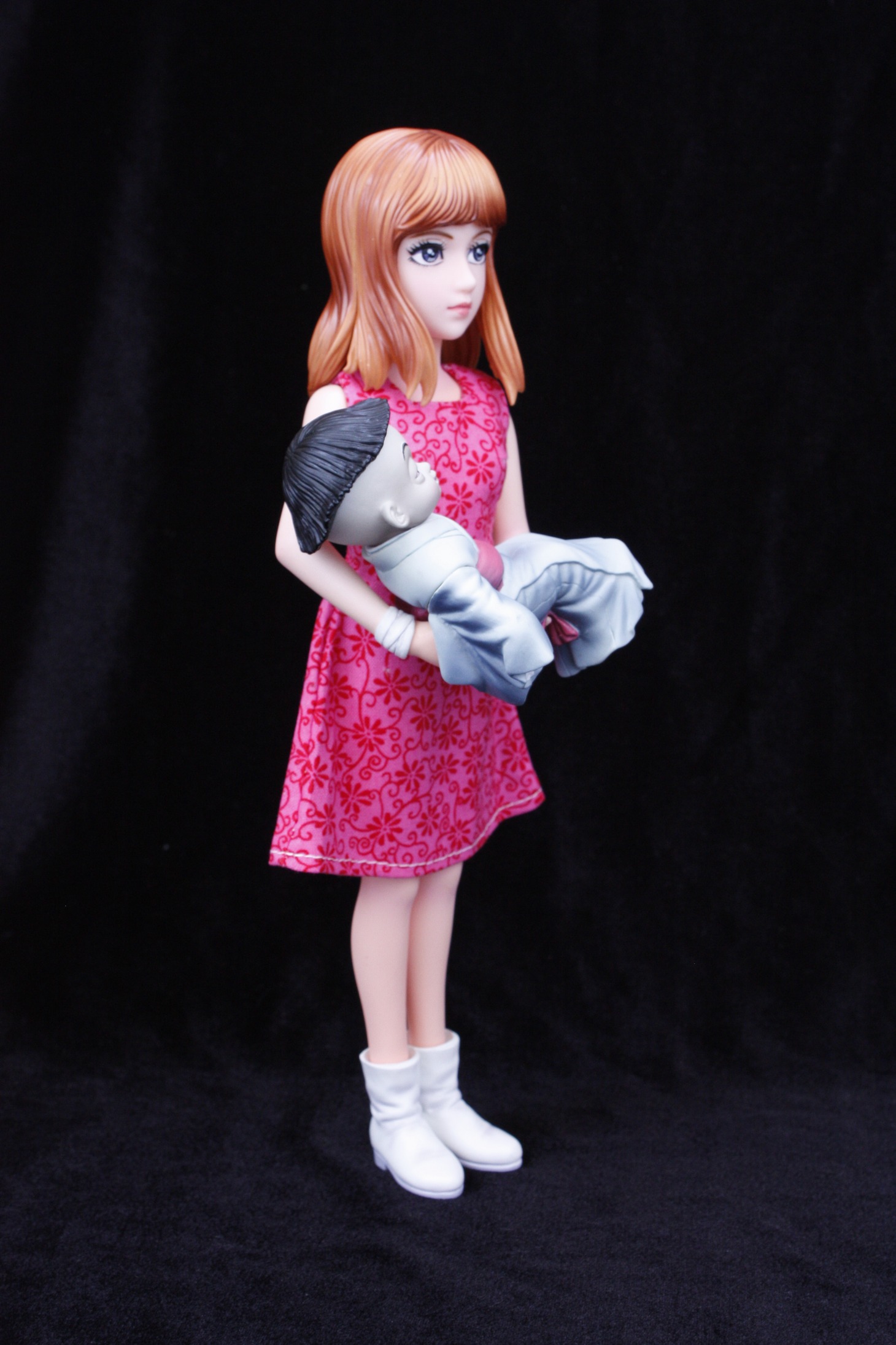 サイズは、おろちが全高約250mm、タマミが約90mm。(C)楳図かずお／小学館