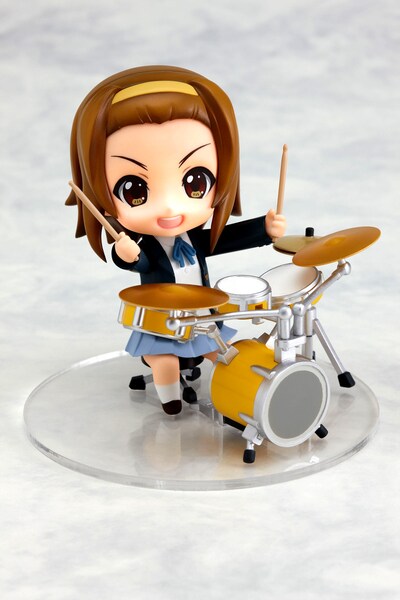 元気にドラムを演奏する律。(c)かきふらい・芳文社／桜高軽音部