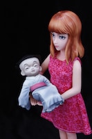 恐怖の赤ん坊少女・タマミは、おろちに抱かれ安らかな表情だ。(C)楳図かずお／小学館