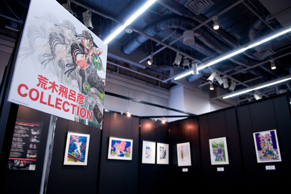 ウルトラジャンプ創刊10周年を記念したイベント「ウルジャンまつり in　アキバ2009」原画展会場、荒木飛呂彦の特設コーナー。日本初公開となる新作の複製原稿などが展示されている。