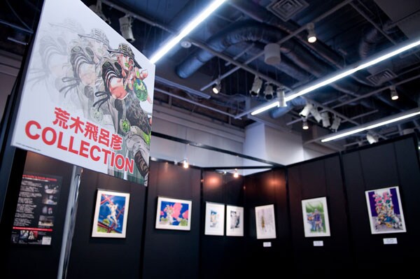 ウルトラジャンプ創刊10周年を記念したイベント「ウルジャンまつり in アキバ2009」原画展会場、荒木飛呂彦の特設コーナー。日本初公開となる新作の複製原稿などが展示されている。