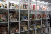 1階展示室。ショウケースにはマンガ雑誌、付録、同人誌が。