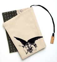 「尾白と尾黒」でプレゼントされる特製ブックカバー。