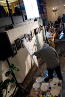 ギター、バイオリンの演奏に合わせてダイナミックに筆を動かす井上文太。絵を仕上げた直後、気が抜けたのかステージから転がり落ちるハプニングも。