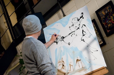 人生初のライブペインティングに挑戦する井上文太。3分の短い持ち時間で仕上げたとは思えぬ、鮮やかで力強いタッチの絵を描く。