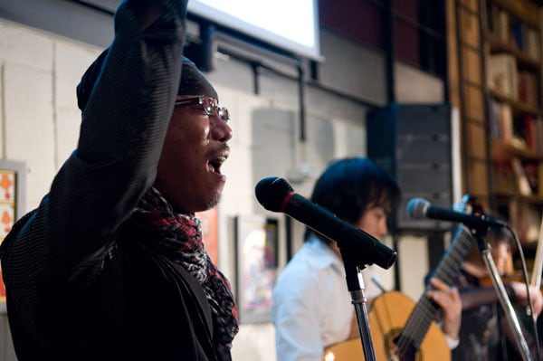 誰もがご存知「愛をとりもどせ!!」のサビを熱唱する、クリスタルキングのムッシュ吉崎。