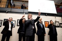 「CAFE ZENON」誕生を記念した、代表陣による乾杯の風景。