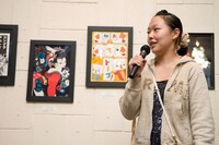 マンガ雑誌をデコーレーションした、オリジナリティ溢れるシャンデリアを制作したキムソンヘ。