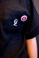 「CAFE ZENON」制服には、同店のロゴマークがあしらわれている。