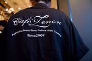 「CAFE ZENON」制服背面。