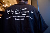 「CAFE ZENON」制服背面。
