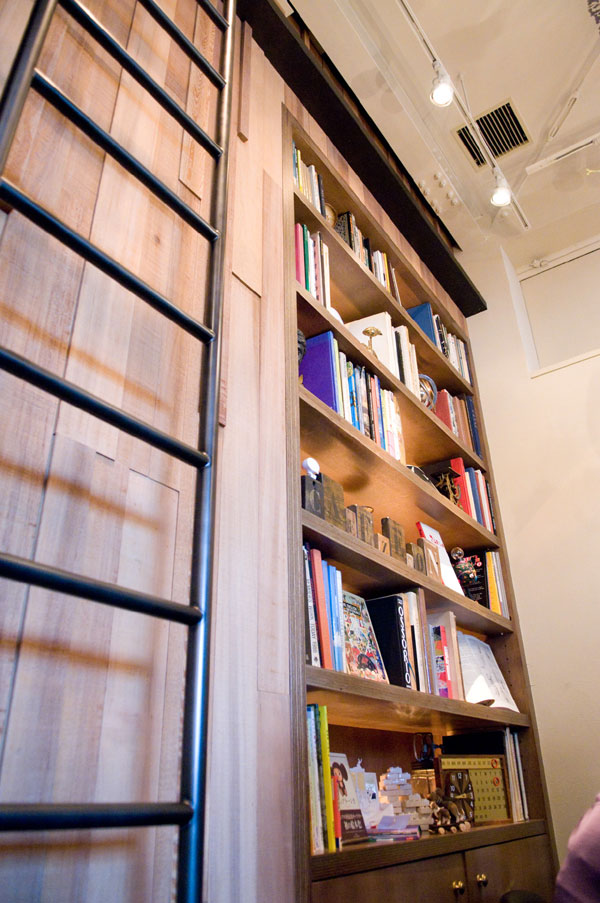 「CAFE ZENON」店内の様子。