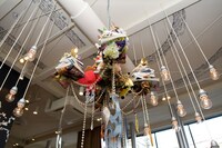 マンガ雑誌をデコレーションしたシャンデリア。週刊コミックバンチ（新潮社）などが積み重ねられている。