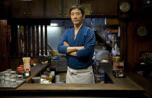 TVドラマ版「深夜食堂」のマスター役は小林薫が演じる。(C) 2009 安倍夜郎・小学館／「深夜食堂」製作委員会 (C) 安倍夜郎／小学館 ビッグコミックオリジナル連載中
