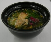 「深夜食堂」とファミマのタイアップ商品「梅・鮭・たらこのお茶漬け」。(C) 2009 安倍夜郎・小学館／「深夜食堂」製作委員会 (C) 安倍夜郎／小学館 ビッグコミックオリジナル連載中