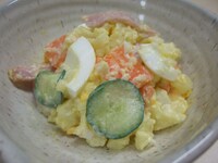 「深夜食堂」とファミマのタイアップ商品のひとつ「ポテト玉子サラダ」。(C) 2009 安倍夜郎・小学館／「深夜食堂」製作委員会 (C) 安倍夜郎／小学館 ビッグコミックオリジナル連載中