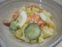 「深夜食堂」とファミマのタイアップ商品のひとつ「ポテト玉子サラダ」。(C) 2009 安倍夜郎・小学館／「深夜食堂」製作委員会 (C) 安倍夜郎／小学館 ビッグコミックオリジナル連載中