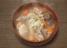 「深夜食堂」とファミマのタイアップ商品「野菜ごろごろ豚汁」。(C) 2009 安倍夜郎・小学館／「深夜食堂」製作委員会 (C) 安倍夜郎／小学館 ビッグコミックオリジナル連載中