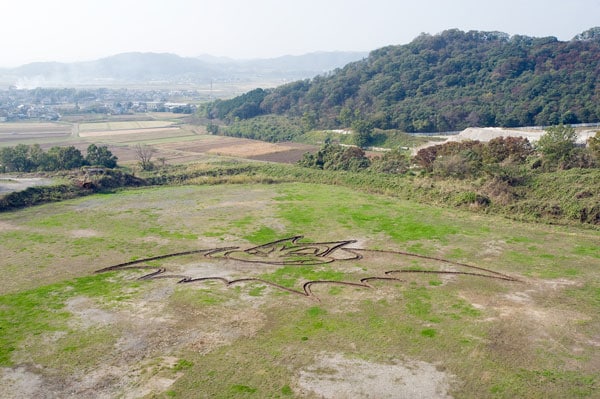栃木県岩舟山中に出現した謎の地上絵は、果たして何を意味するのか。ちなみに「BILLY BAT」2巻は11月20日発売だ。