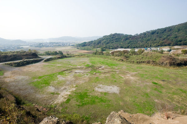 横約70m、縦約40mのスケールは一朝一夕で制作できる代物ではない。なお謎が謎を呼ぶ地上絵の題材となった「BILLY BAT」2巻は11月20日に発売される。