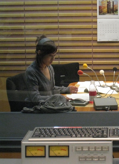 スタジオにて収録中の一青窈。向かいに座る瀧波ユカリは、残念ながら顔出しNGとのこと。