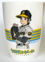 「Joshin歳末特別企画」でもらえる、「クロスゲーム」と「阪神タイガース」のコラボカップ。(C)あだち充／小学館・月島バッティングセンター・テレビ東京　(C)阪神タイガース