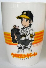 「Joshin歳末特別企画」でもらえる、「クロスゲーム」と「阪神タイガース」のコラボカップ。(C)あだち充／小学館・月島バッティングセンター・テレビ東京　(C)阪神タイガース