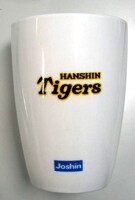 「Joshin歳末特別企画」でもらえる、「クロスゲーム」と「阪神タイガース」のコラボカップ裏。(C)あだち充／小学館・月島バッティングセンター・テレビ東京　(C)阪神タイガース