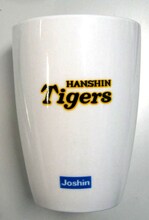 「Joshin歳末特別企画」でもらえる、「クロスゲーム」と「阪神タイガース」のコラボカップ裏。(C)あだち充／小学館・月島バッティングセンター・テレビ東京　(C)阪神タイガース