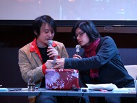 トークの残り時間を気にする西島とさやわか。ふたりの仲睦まじいやりとりに会場はほんわかムード。