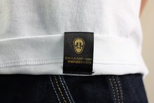 タグにも髑髏の紋が。(C)隆慶一郎・原哲夫・麻生未央/NSP 1990, 版権許諾証EV-019