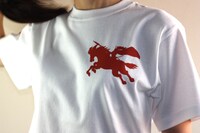 愛馬に乗り、幾人もの兵の首を跳ねる慶次の勇姿がシルエットに。(C)隆慶一郎・原哲夫・麻生未央/NSP 1990, 版権許諾証EV-019