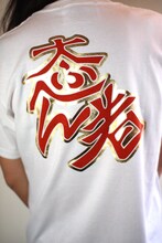 花の慶次「大ふへん者」Tシャツ（白金）。背中には大きく「大ふへん者」の文字が。(C)隆慶一郎・原哲夫・麻生未央/NSP 1990, 版権許諾証EV-019
