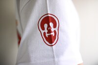 右袖には、慶次の着物に使用される髑髏の紋。(C)隆慶一郎・原哲夫・麻生未央/NSP 1990, 版権許諾証EV-019