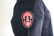 花の慶次「大ふへん者」Tシャツ（黒赤）。(C)隆慶一郎・原哲夫・麻生未央/NSP 1990, 版権許諾証EV-019