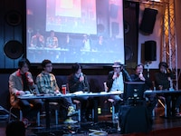 「ひらめき☆マンガ学校 公開講義　～消えたマンガ原稿67ページ～」第2部の様子。6人でのパネルディスカッション。