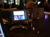 スクリーンを見づらい位置にあるテーブル席には、小型の液晶モニタが置かれていた。