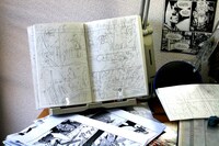 アントンシクの卓上。ノートに描き込まれたネームを元に、下描きしてゆく。