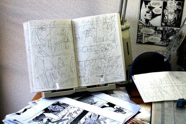 アントンシクの卓上。ノートに描き込まれたネームを元に、下描きしてゆく。