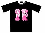 埼玉新聞65周年記念特製Tシャツ。黒はかがみとつかさの巫女バージョンがプリントされている。(c)美水かがみ／角川書店
